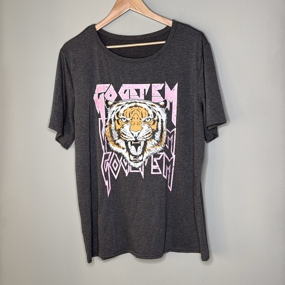 Go Get Em Tiger Short Sleeve Graphic Tee Women's Size XL NWOT - Picture 1 of 4